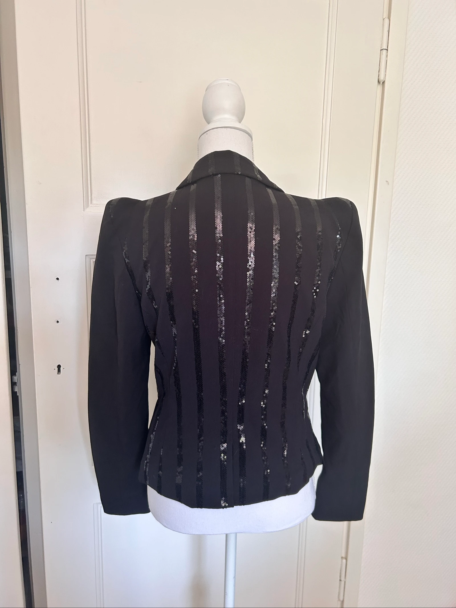 H&M Blazer Negro con Mangas Abullonadas y Lentejuelas, Rayas Delgadas – Talla 42 que Queda como S / M – photo 4